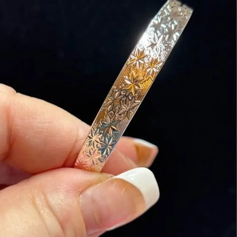 🎁🎁 Free shipping !! Brand New Silver Tone Diamond Cut Floral Bangle
